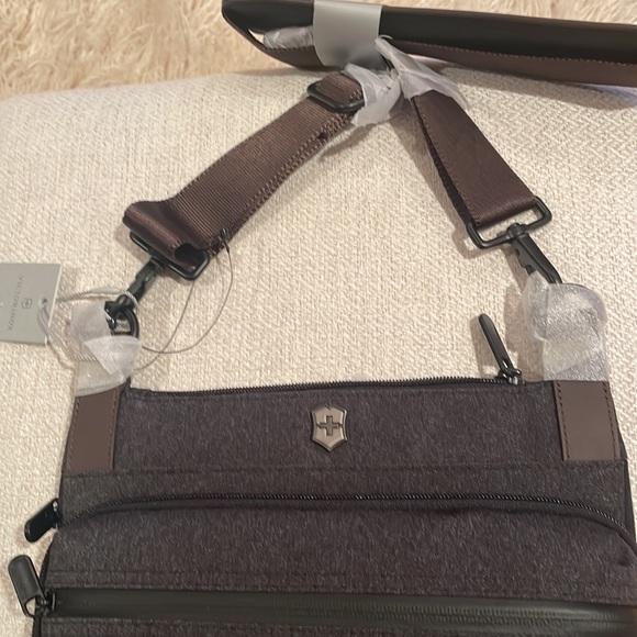NWT Victorinix Architecture Urban cross body bag gray with brown strap - Picture 3 of 6